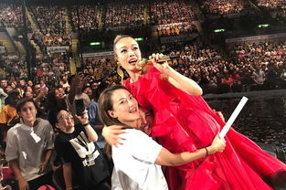 容祖儿演唱会亲密互动献吻经纪人 演出经纪合作默契获盛赞